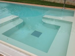 ingresso piscina con sclinata ed area relax rivestita in pvc color grigio chiaro